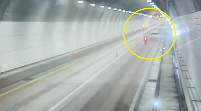 미시령 터널서 앞서 달리던 자동차 뒤에서 들이받은 BMW 오토바이