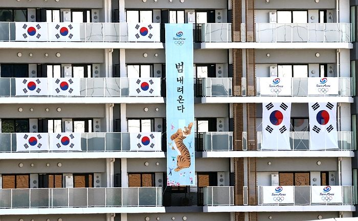 “범 내려온다”···이순신 장군 어록 내려간 자리에 새로 걸린 현수막