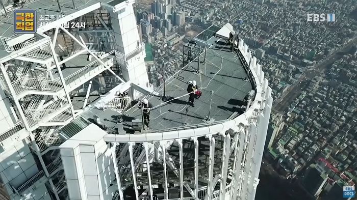 123층 롯데월드타워 꼭대기서 ‘맨몸’으로 일하는 시설관리자의 극한 업무 수준 (영상)