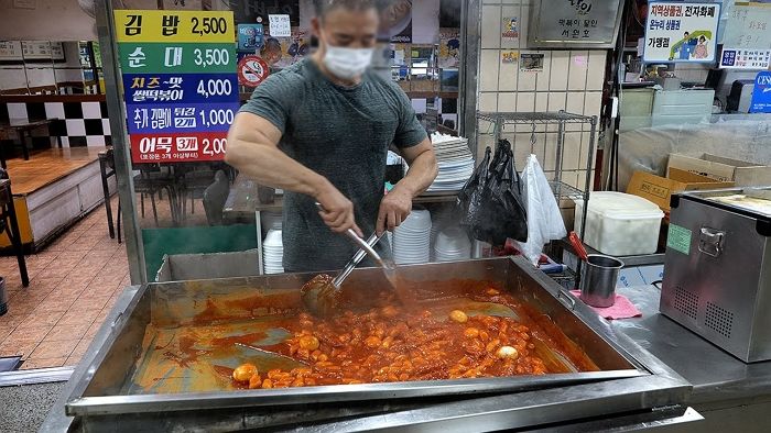 진상 손님 1도 없을 것 같은 어느 분식집 사장님의 팔 근육 수준 (영상)
