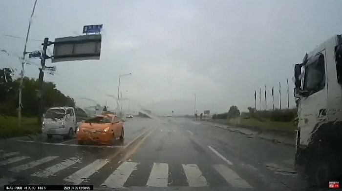 비 오는 날 운전할 때 ‘대형 트럭’ 옆을 조심해야 하는 이유 (영상)