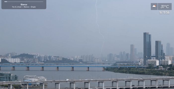 “토르 내한한 줄 알았다”···오늘(19일) 한강서 포착된 초대형 번개 (영상)