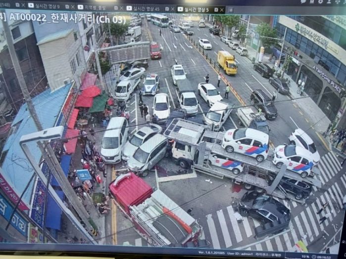 승용차 6대 실은 ‘운반트럭’ 횡단보도 건너는 여수 시민들 덮쳐···2명 사망·10명 부상