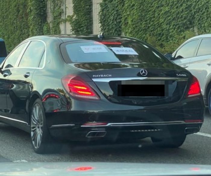 ‘왕초보’ 딱지 붙이고 나타나 도로 위 완벽 ‘거리두기’ 선보인 벤츠 마이바흐 (사진)