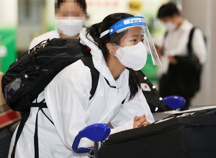 33도 폭염에도 ‘방역복+페이스 실드’ 풀 장착하고 공항에 나타난 06년생 ‘탁구 신동’ 신유빈