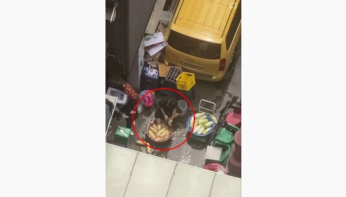 “깍두기 이렇게 담갔나?!” 대야에 발 담그고 무 손질하는 남성 (영상)