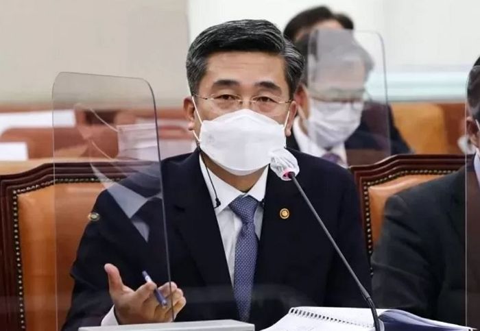 코로나 걸려 귀국한 청해부대 장병들에게 격려품으로 ‘과자 한박스’ 보낸 국방부장관