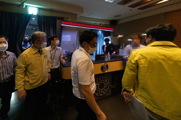 확진자 폭증에도 ‘몰래’ 영업하는 유흥업소 심야 급습한 이재명 경기도지사