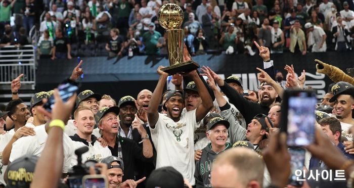 티파니, 2021 NBA 파이널 우승의 순간을 함께 하다