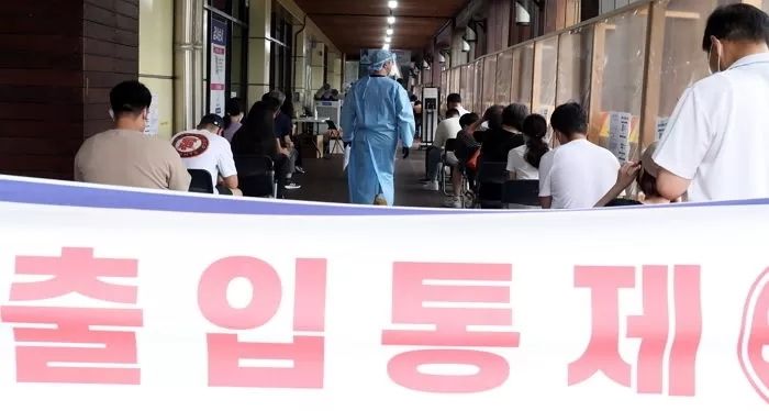 당국 “2주뒤 수도권 환자 1천명 미만 안되면 ‘운영 시간’ 제한 강화”