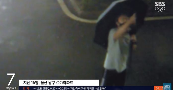 아파트 난간에 매달린 여성 보자마자 구하러 뛰어올라가는 주민들 모습 (영상)