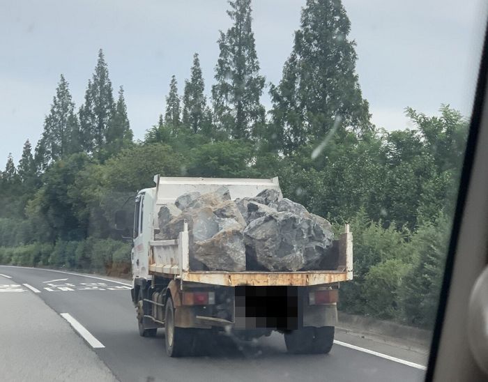 안전장치 1도 안하고 바윗덩어리 한가득 실은 채 도로 달린 트럭 (사진)