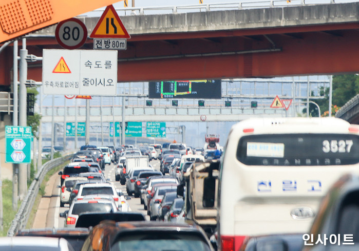 테슬라 ‘반자율주행’ 기능 믿고 강변북로 달리는 차 안에서 꿀잠 자는 운전자