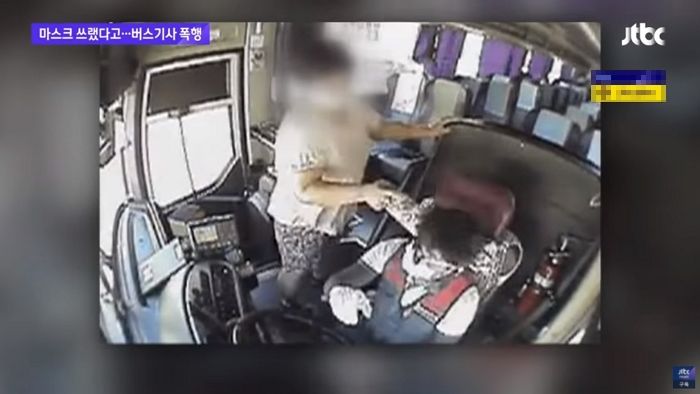 마스크 쓰라는 말에 격분해 운전 중인 버스 기사 폭행한 여성 (영상)