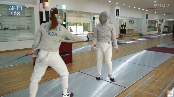 “펜싱 칼에 찔리면 아플까요?”...펜싱 선수에게 직접 경험한 ‘펜싱 칼’의 위력 (영상)