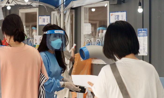 “집단감염 계속 나와”···어제(24일) 국내에서는 1,487명의 코로나 확진자가 나왔다