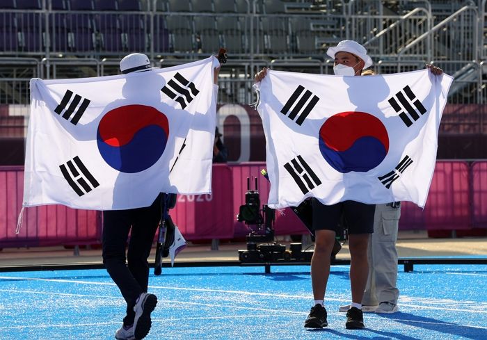 “태극기 이상한데요?”...위아래 바뀐 태극기 단번에 알아보고 지적한 ‘애국 소년’ 김제덕