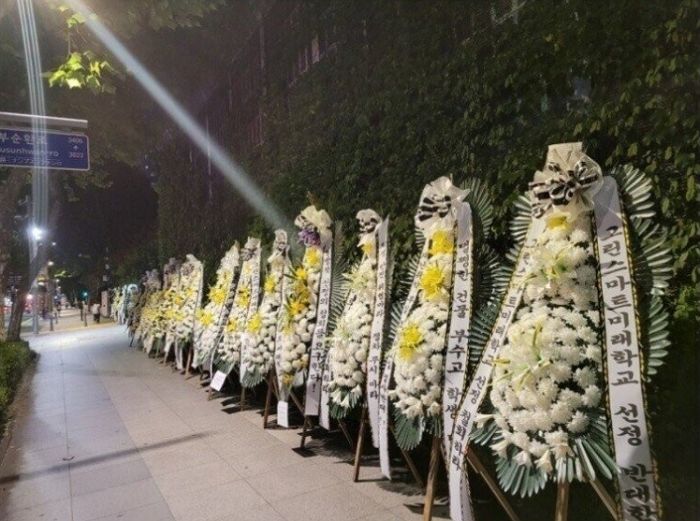 강남 유명 초등학교 학부모들이 학교로 ‘장례식 화환’ 보내고 있는 이유