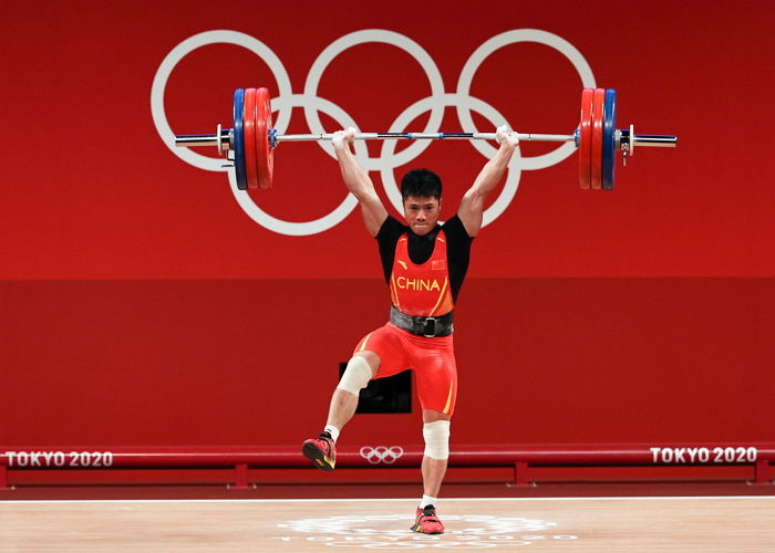 한쪽 다리 들고도 166kg 역기 번쩍 들어 올리고 금메달 차지한 ‘역도계 홍학’ 선수