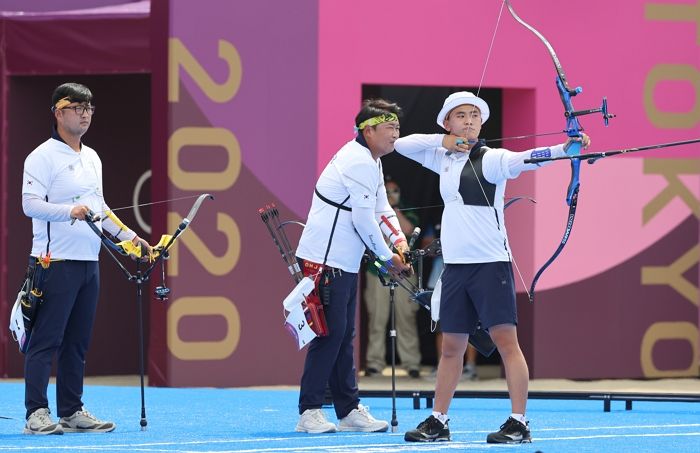 한국 남자 양궁 ‘접전’ 끝에 일본 제치고 단체전 결승...“은메달 확보”