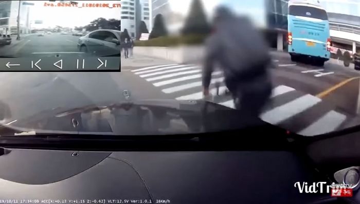 갓길서 쌩쌩 달리다 우회전하던 벤츠 그대로 들이받은 전동킥보드 (영상)