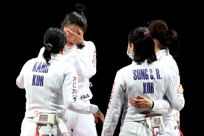 9년 만에 은메달 따는 역대급 기록 세우고도 아쉬움에 펑펑 우는 펜싱 선수들 (사진)