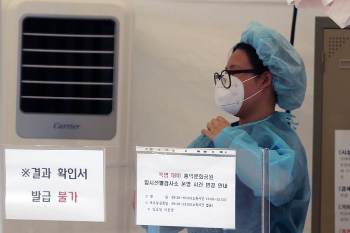 어제(27일) 하루 확진자 1,896명 발생···역대 최다 규모