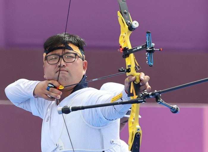 ‘단체전 금메달리스트’ 김우진, 개인전 64강 6대0 승리···32강 진출