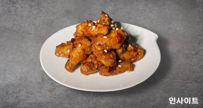 치킨플러스, 바삭함에 맵짠·단짠 더한 ‘치플윙봉’ 첫선