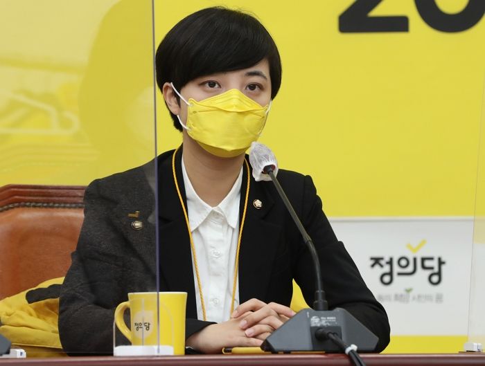 ‘양궁 2관왕’ 안산 선수 페미 논란에 류호정 의원이 페북에 올린 사진