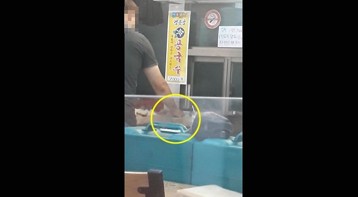 쓰레기 줍던 맨손으로 ‘단무지+양파’ 집어 배달용 그릇에 담는 중국집 직원