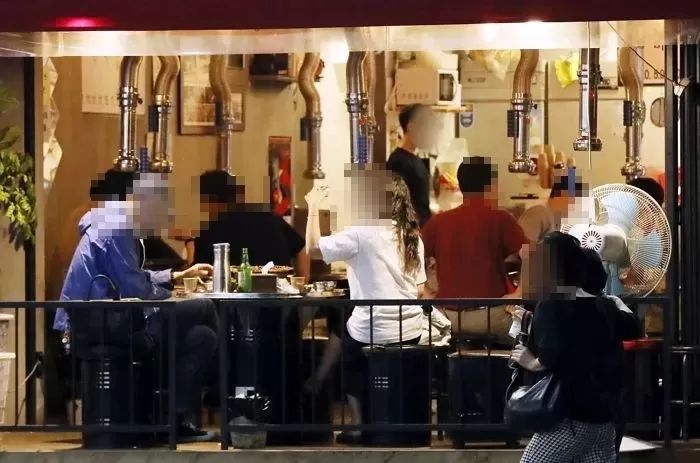 ‘거리두기 4단계’ 방역 수칙 위반하면 손님도 형사 처벌 받아 ‘전과’ 남을 수 있다