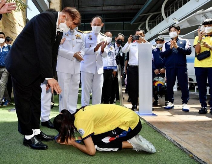 한국인 스승 덕분에 금메달 따고 금의환향해 아버지 앞에 무릎 꿇은 태국 태권도 선수