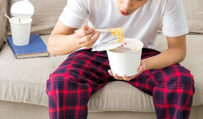 숟가락·젓가락 ‘양손’에 들고 밥 먹는 남친을 부모님께 소개하기 창피하다는 여친