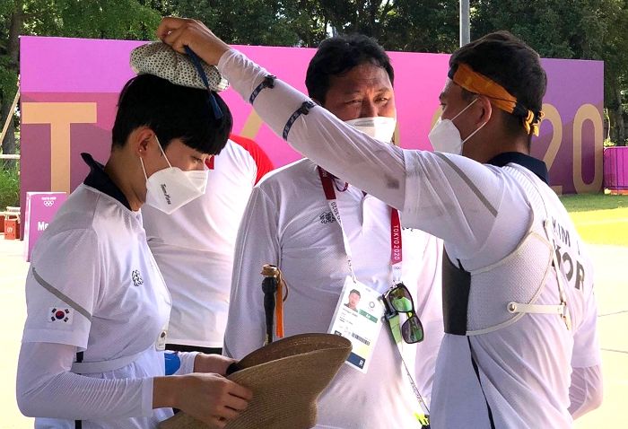 폭염에 고생하는 안산 누나 머리 식혀주며 확실하게 뒷바라지했던 막내 김제덕