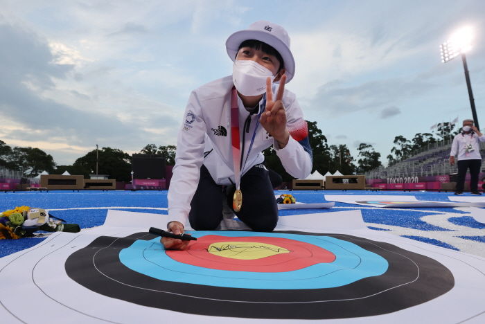 ‘금메달 3개’ 딴 안산, 포상금으로 ‘2억 5천만원’ 받는다