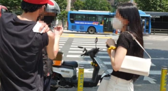 사고나 피나는데 돈 없어 그냥 가려는 ‘배달원’ 대신 ‘치료비’ 내주고 떠난 젊은 여성들