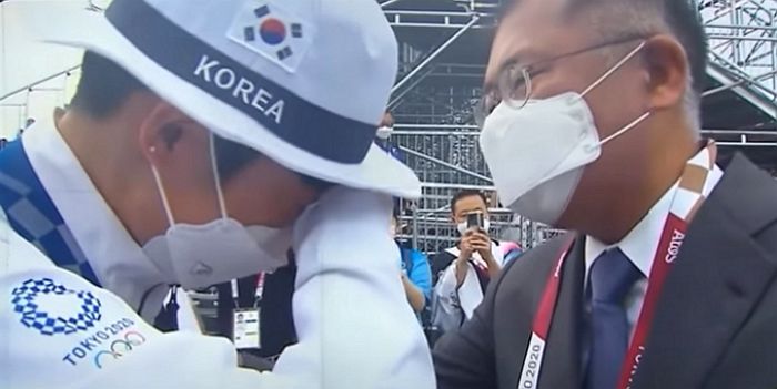 “저 원래 많이 울어요”...눈물 꾹 참다 현대차 정의선 회장이 다독여주자 엉엉 우는 양궁 안산 (영상)