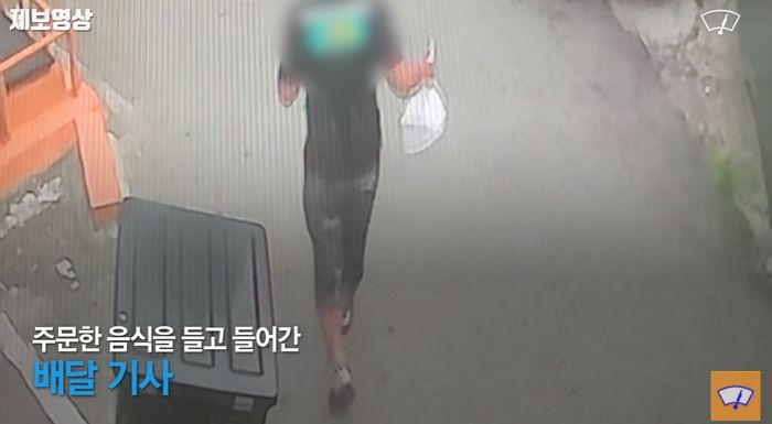 음식 배달하러 간 손님 집 앞 ‘택배’ 훔쳤다가 딱 걸린 배달기사 (CCTV 영상)