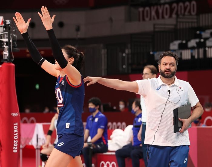 김연경 덕질하려고 한국 감독직 수락한 여자 배구 대표팀 감독의 미친 스펙 6가지