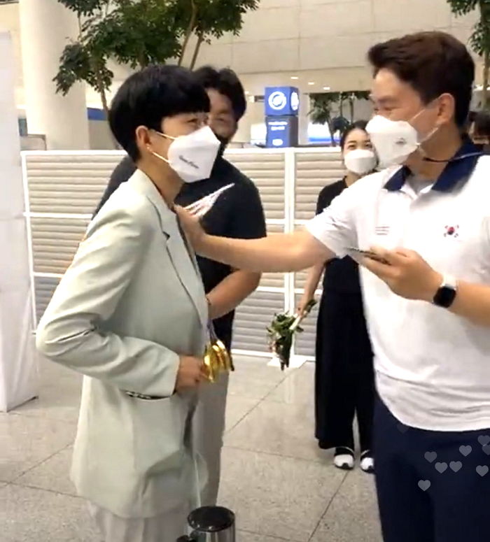 어제(1일)자 금메달 3개 따고 금의환향한 안산이 인천공항에서 한 특별한 행동