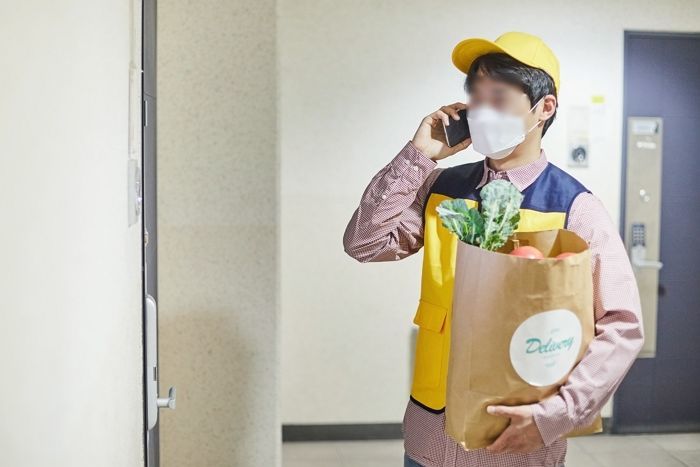 ‘쇼핑 중독’돼 물건 배달해주는 택배기사와 눈 맞아 남친 버리고 ‘환승이별’한 여친