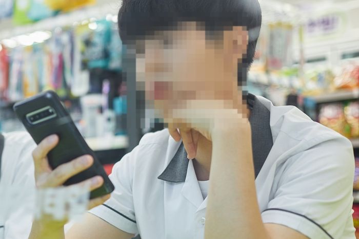채팅방에 여중생 4명 사진 공개하고 ‘아헤가오’ 합성 요청한 중3 남학생
