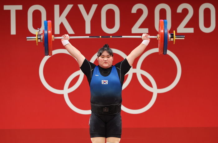 경기 중 당 떨어져서 에너지바 먹다가 카메라랑 눈 마주치자 부끄러워 숨는 00년생 이선미 선수 (영상)