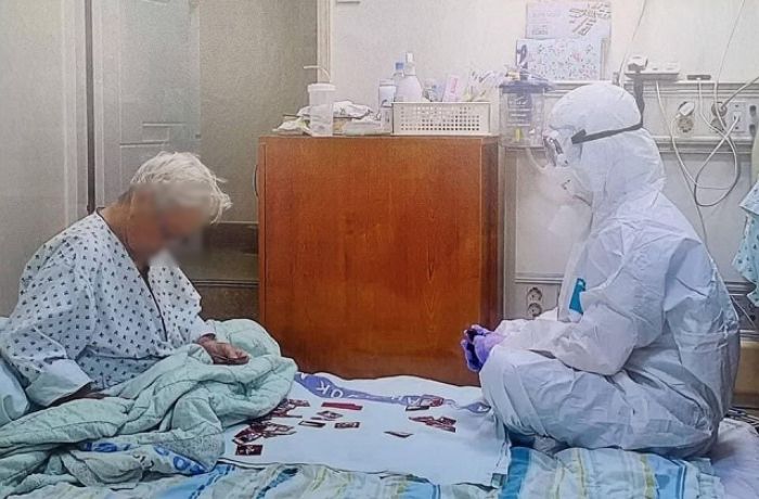 코로나로 격리된 치매 할머니 찾아가 방호복 입고 ‘화투’ 친 의료진