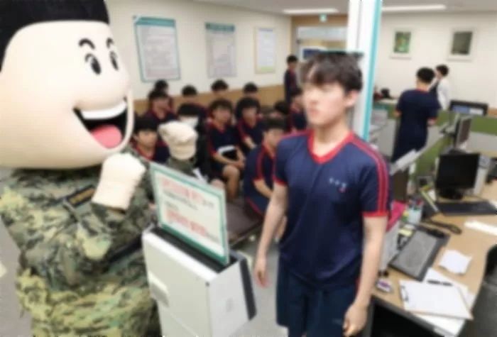신체검사 4급 받고 공익 들어갔다가 강제 ‘레벨업’ 당해 9급 공무원이 된 남성