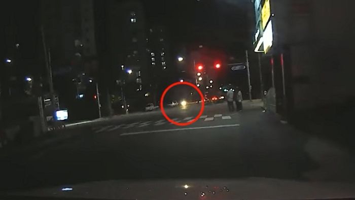 경찰 단속 피해 오토바이 타고 도망가다 자동차와 충돌해 대형 사고 일으킨 10대 청소년들