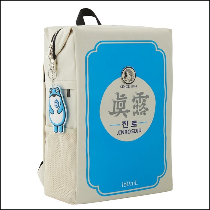 밖에 메고 나가면 바로 ‘인싸’ 확정인 진로 신상 굿즈 ‘미니 팩소주’ 백팩