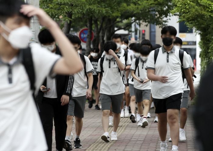 2학기부터는 학교서 ‘확진자’ 나와도 무조건 전원 귀가 안 한다