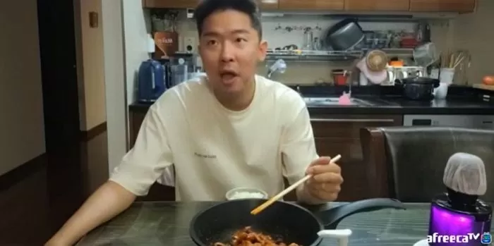 BJ 아들이 입던 팬티 2만원에 사겠다는 열혈팬에게 엄마가 한술 더뜨며 보인 반응